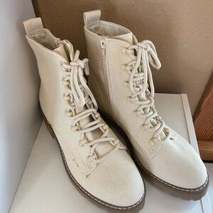 Women's Universal Thread Cream Lace-Up Ankle Boots size 8